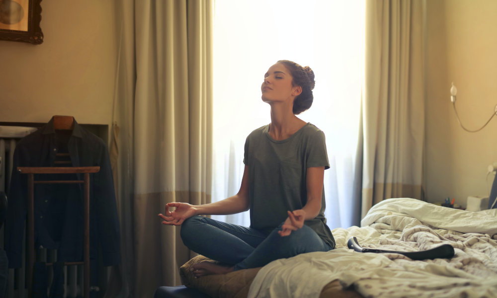 Meditación de yoga en el dormitorio.